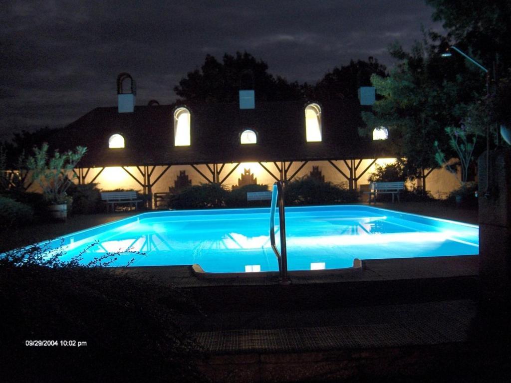 Romantik Camping Es Panzio Buk Ngoại thất bức ảnh